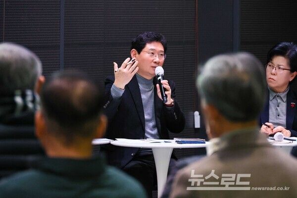 이상일 시장이 29일 용인미디어센터에서 기흥구 상하동과 구갈동 주민소통간담회를 열고 용인의 반도체 클러스터의 미래에 대한 의견을 제시했다./사진=용인시