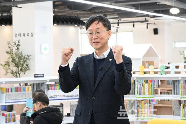 이민근 안산시장이&nbsp;30일 개관한 와동교육도서관 유아자료실에서 내실있게 도서관을 운영할 것을 다짐하며 기념촬영을 하고 있다./사진=안산시&nbsp;