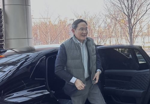 방중 경제사절단 동행을 위해 출국하는 이재용 삼성전자 회장/연합뉴스