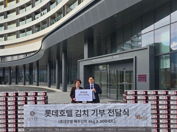 지난 31일, 박영균 롯데호텔앤리조트 김해 총지배인(오른쪽부터)과 박종주 김해시청 복지국장이 배추김치 기부 전달식 기념촬영을 하고 있다.