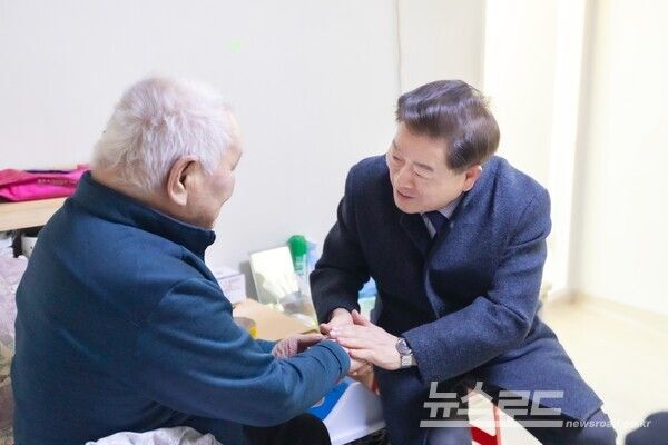 박승원 시장(우)이 새해 첫 '생생소통현장' 일정으로 주거취약계층과 건강취약계층 가정을 방문해 어르신과 인사를 나누고 있다./사진=광명시