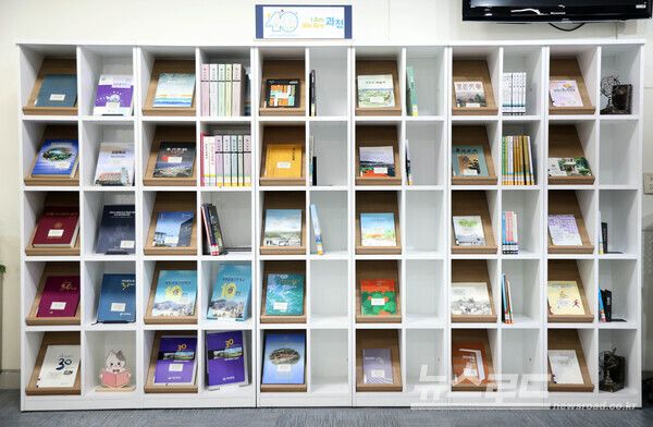 과천시 정보과학도서관에서 전시중인 과천시 승격 관련 도서 모습/사진=과천시