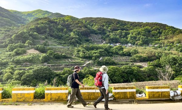 지리산 둘레길을 걷는 모습 [사진=승우여행사]
