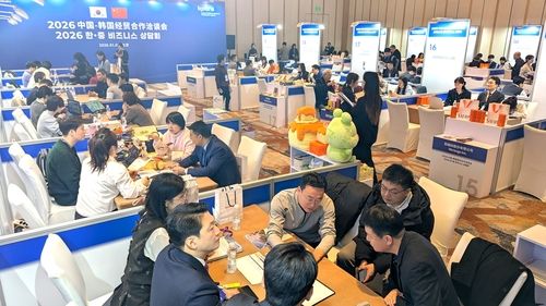 대한무역투자진흥공사(코트라)가 6일 중국 베이징 더웨스틴 호텔에서 무역·투자 상담회인 '한-중 비즈니스 파트너십'을 개최해 우리 기업 58개사가 중국 파트너와 거래 상담을 하고 있다.