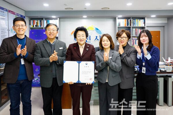 이천시가 국토교통부로부터 '2025년 지적재조사사업 업무 유공' 표창을 받아 김경희 시장(가운데)과 관계자들이 기념촬영을 하고 있다./사진=이천시