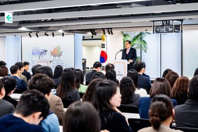 길기연 대표이사가 2026년 시무식에서 2026년 경영 방향을 발표하고 있다. [사진=서울관광재단]