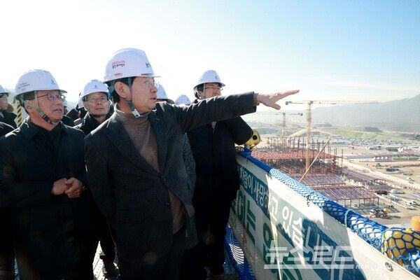 이상일 시장은 6일 '반도체 클러스터 일반산단' 조성 현장에서 첫 현장 간부공무원 회의를 주재한 뒤 공사 현장을 살폈다./사진=용인시