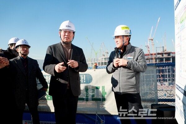 이상일 시장은 6일 '반도체 클러스터 일반산단' 조성 현장에서 첫 현장 간부공무원 회의를 주재하고 있다./사진=용인시