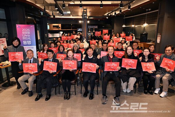 이민근 안산시장(맨 앞줄 가운데)이&nbsp;6일 저녁 성포동 소재의 한 카페에서 열린&nbsp;‘2026&nbsp;희망을 나누는 첫인사,&nbsp;동행’에서 참석자들과 함께 기념촬영을 하고 있다./사진=안산시&nbsp;