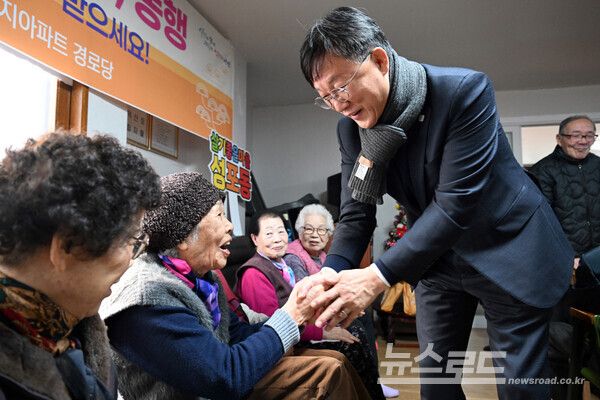 이민근 안산시장이&nbsp;6일&nbsp;‘2026&nbsp;희망을 나누는 첫인사,&nbsp;동행’에서 성포동 주공10단지아파트 경로당을 방문해 어르신들과 인사를 나누고 있다./사진=안산시&nbsp;