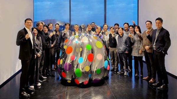 [교원투어 사진자료] 교원투어는 지난 6일 교원그룹 녹지원에서 항공업계 관계자들이 참석한 가운데 ‘교원투어 항공사 초청의 밤’을 열고 2026년 사업 방향을 공유하며 협력 강화를 다짐했다. 장동하 교원투어 대표(사진 왼쪽)와 항공업계 주요 관계자들이 기념 촬영을 하고 있다.