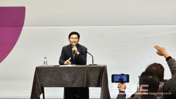 이상일 시장이 신년 언론브리핑을 열고 기자의 질문에 설명을 하고 있다/사진=뉴스로드 김영식 기자&nbsp;