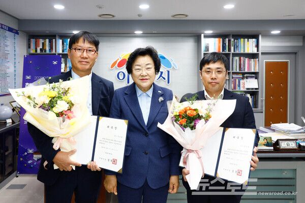 김경희 시장이 마을세무사를 위촉하고 기념촬영을 하고 있다./사진=이천시&nbsp;