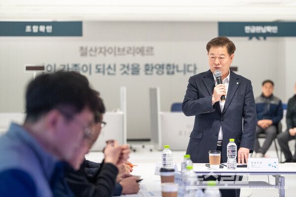 박승원 광명시장이&nbsp;9일 입주를 앞둔&nbsp;철산주공10·11단지 주택재건축 정비사업 현장 '철산자이브리에르'를 찾아 품질과&nbsp;안전관리에 만전을 기할 것을&nbsp;당부하고 있다./사진=광명시