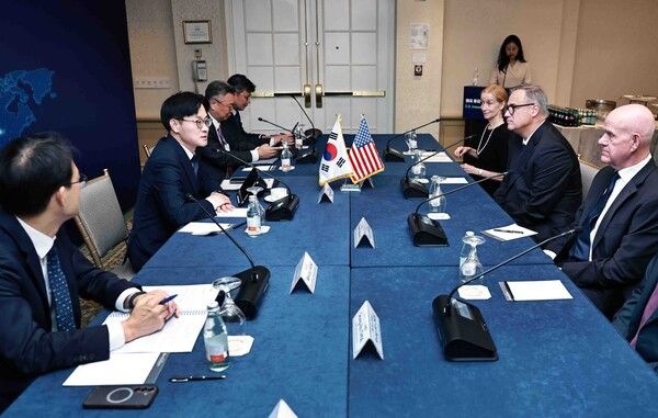 지난 3일 한미 관계자들이 투자 협상을 진행하는 모습 [사진=산업부]