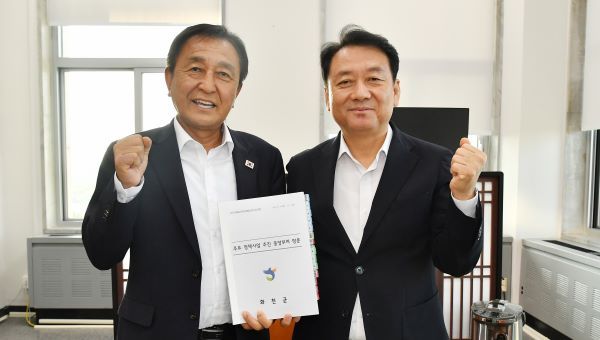 이광재 국회 예결위원장을 방문한 김세훈 군수 [사진=화천군]