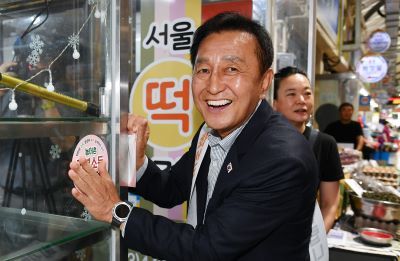 농어촌기본소득 시행 이후 재래시장을 둘러보고 있는 김세훈 군수 [사진=화천군]