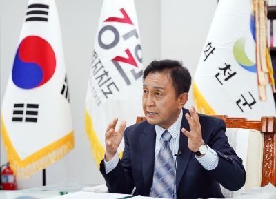 인터뷰 중인 김세훈군수 [사진=화천군]