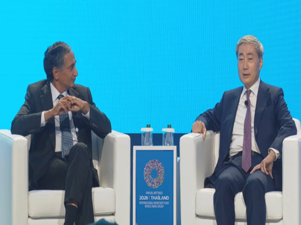 신현송 한국은행 총재(오른쪽)가 13일 태국 방콕에서 열린 국제통화기금(IMF) 연차총회 ‘총재와의 대화’에서 크리슈나 스리니바산 IMF 아시아·태평양국장과 AI 투자 확대와 중동 분쟁에 따른 한국 통화정책 과제를 논의하고 있다. [사진=IMF]