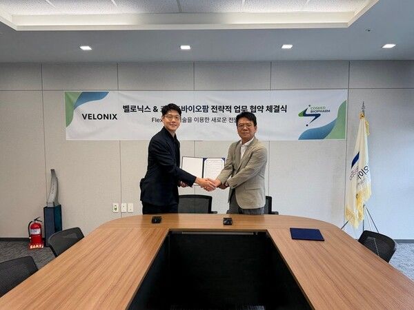 코씨드바이오팜 박성민 대표(우)와 ㈜벨로닉스 김형준 대표(좌)가 MOU 체결 후 기념사진을 촬영하고 있다. (출처= 코씨드바이오팜) 