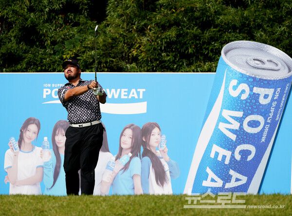 정찬민이 8번 홀 아이언 티샷을 하고 있다./사진=강병구 기자