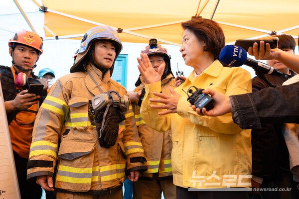 16일 오전 추미애 경기도지사가 부천 오정구 공장 화재 현장을 방문하여 사고수습에 최선을 다할 것을 당부하고 있다./사진=경기도&nbsp;