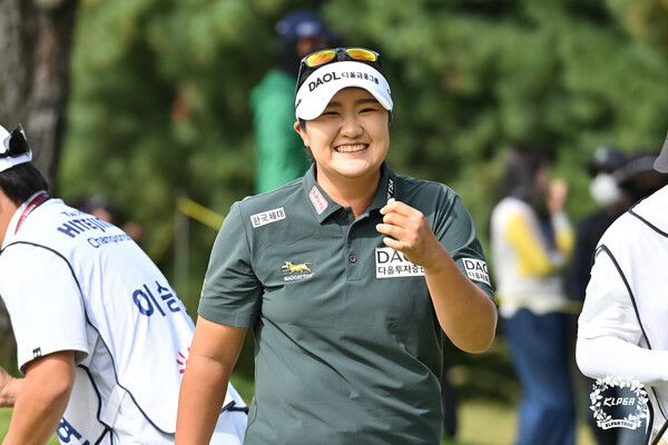 유해란이 제26회 하이트진로 챔피언십 3R 2번홀 그린에서 환하게 웃고 있다./사진=KLPGA&nbsp;
