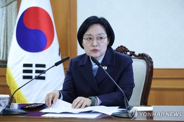 한성숙 국무총리가 6일 서울 종로구 정부서울청사에서 열린 금융ㆍ공공기관 개인정보 유출관련 회의를 주재하는 모습 [사진=연합뉴스]