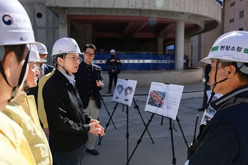 홍지선 국토교통부 장관 고덕 강일지구 사업장 방문/연합뉴스