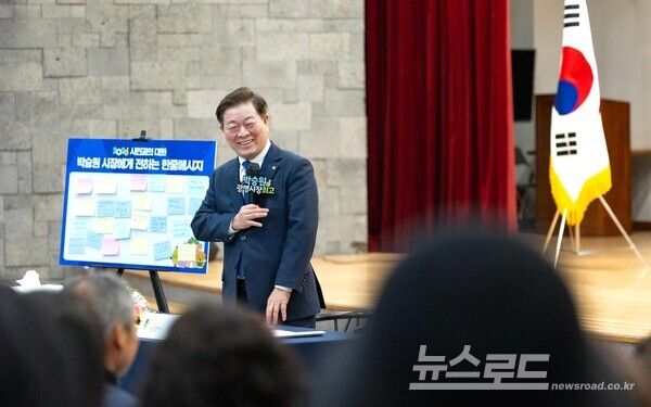 박승원 광명시장이 지난 20일 '광명4동 주민과 함께하는 시민과의 대화'에 참석해 시민들과 소통하고 있다./사진=광명시