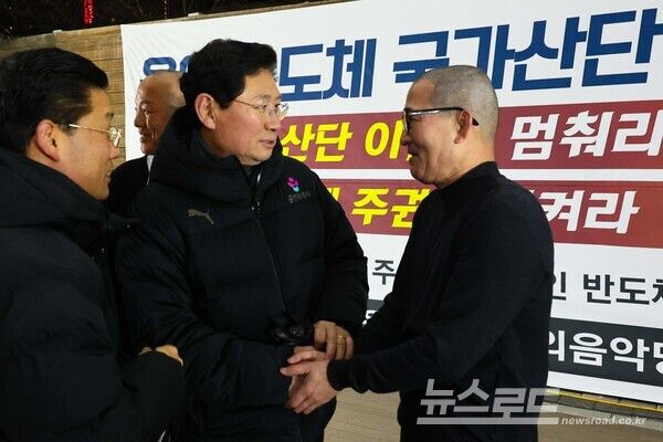 이상일 시장이 1월 31일 '용인 반도체 국가산단 사수 촛불문화제'에서 삭발한 시민과 인사를 나누고 있다./사진=용인시