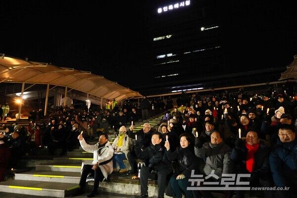 (가칭)'용인 반도체 국가산단 이전 반대 시민추진위원회'(위원장 송주현)는 지난 31일 용인시청 야외음악당에서 시민 300여 명이 참가한 가운데 '용인 반도체 국가산단 사수 촛불문화제'를 열고 있다./사진=용인 반도체 국가산단 이전 반대 시민추진위원회