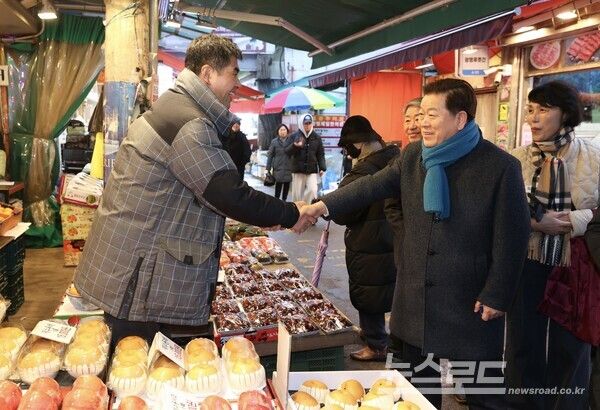 박승원 광명시장(오른쪽)이 10일 오후 설 명절을 앞두고 광명전통시장을 방문해 상인과 소통하고 있다./사진=광명시