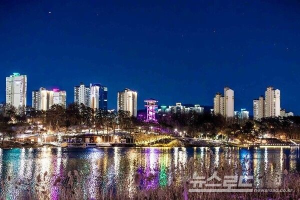 수원시 영통구에서 자연과 도시를 모두 즐길 수 있는 광교호수공원의 야경./사진=수원시&nbsp;