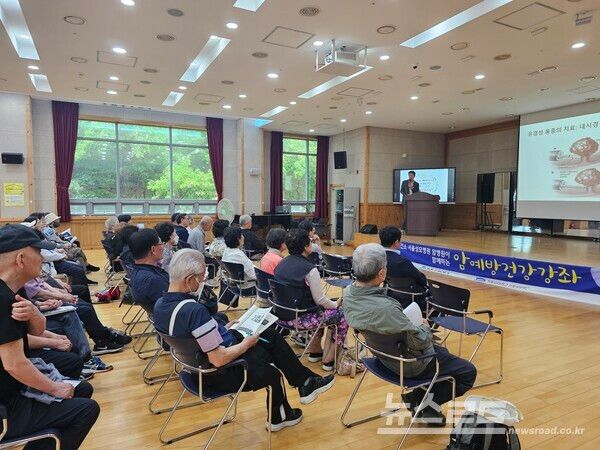 2025년 열린 과천시 암예방 건강강좌 모습/사진=과천시
