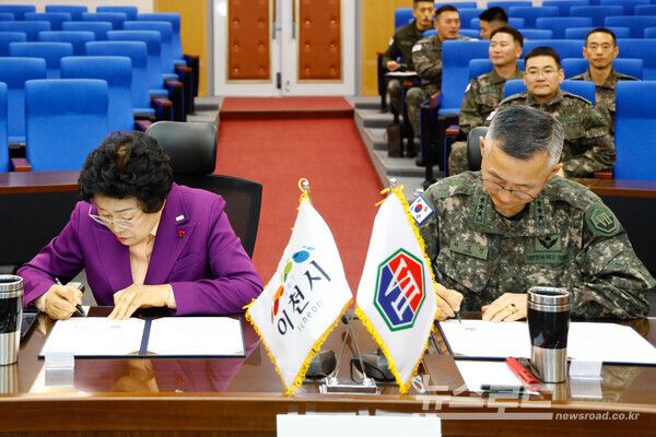 김경희 시장(좌)이&nbsp;'드론분야 협력체계 구축을 위한 업무협약(MOU)'에 서명을 하고 있다./사진=이천시&nbsp;