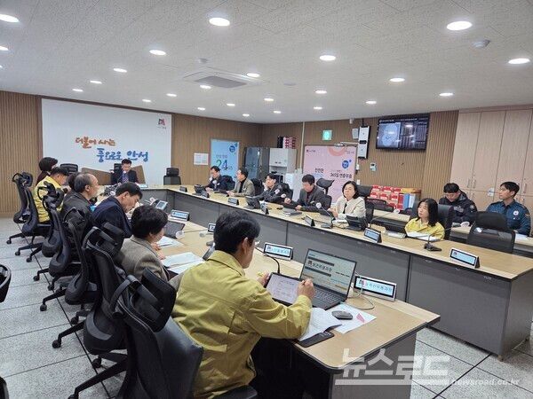 남상은 부시장이 시청 3층 재난종합상황실에서 연휴 종합상황실 대책반·연휴 전 사전점검반 소관 부서장 및 유관기관(경찰, 소방)이 참석한 가운데 설 연휴 종합대책 회의를 주재하고 있다./사진=안성시&nbsp;