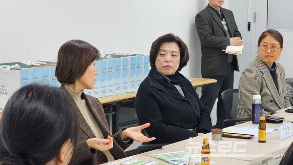 신계용 시장(가운데)이 학교상담복지사 간담회에서 학교상담복지사의 의견을 듣고 있다./사진=신계용 시장 페이스북