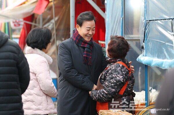 김성제 시장이 관내 전통시장을 찾아 상인과 인사를 나누고 있다./사진=의왕시&nbsp;