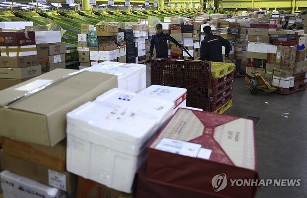 설 명절 앞두고 분주한 동서울우편물류센터