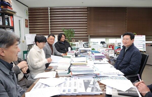 이상일 시장(오른쪽)이 특별대책지역 수질보전정책협의회 임원진과 간담회를 진행하고 있다./사진=용인시