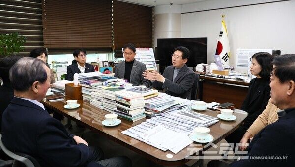 이상일 시장이 지역내 보훈단체장과 만나 보훈가족 복지향상을 위한 의견을 나누고 있다./사진=용인시