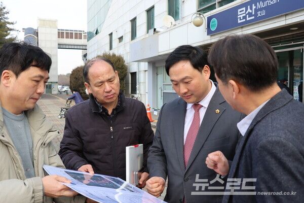 고준호 의원이&nbsp;KTX 파주 연장 사전타당성 조사 결과에 대해 보고 받고 있다./사진=고준호 의원실&nbsp;