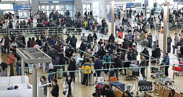 설 연휴 맞아 떠나는 사람들/연합뉴스