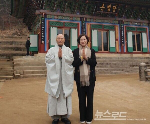 유은혜 경기도교육감 예비후보(우)가 대한불교조계종 제25교구본사 봉선사에서 주지 호산스님을 만난 유 예비후보는 비공개 오찬을 함께한 뒤 기념촬영을 하고 있다./사진=유은혜 경기도교육감 예비후보 캠프