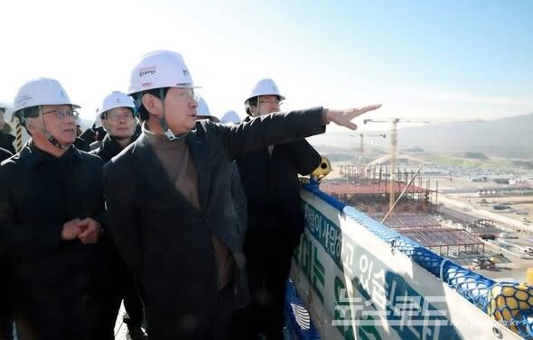 이상일 시장이 용인 반도체클러스터 현장을 찾아 진행상황을 둘러보고 있다./사진=이상일 시장 페이스북