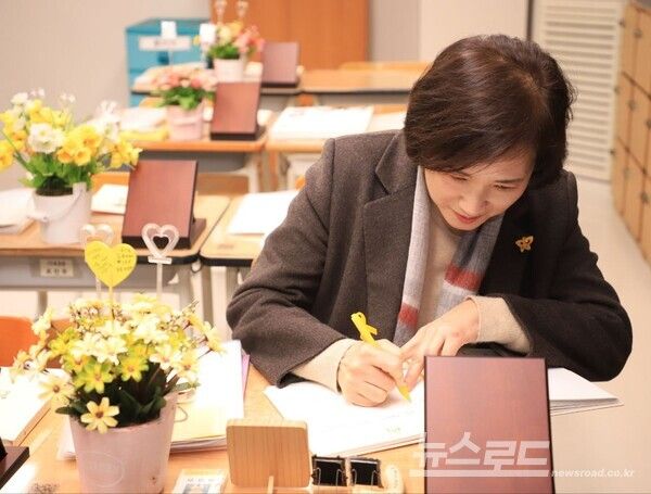 유은혜 경기도교육감 예비후보, 2월 19일 2학년 6반 단원고 4.16기억교실에서 이날 생일을 맞은 고(故) 이영만 학생의 기억노트에 편지를 쓰고 있다./사진=유은혜 페이스북
