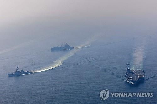 페르시아만에 진입하는 미군 에이브러햄 링컨호 항모 전단/연합뉴스