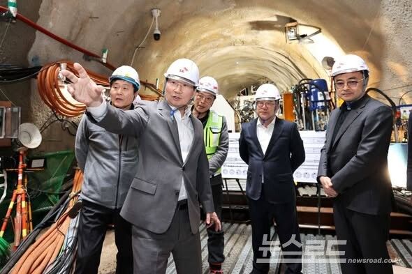 이상일 시장이 지난 2023년 용인시 원삼면 SK하이닉스 용인반도체클러스터 1,2기 팸에 연결될 전력 공구 공사 현장을 방문했던 모습./사진=이상일 시장 페이스북