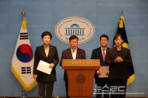 신상진 시장이 19일 국회 소통관에서 분당 재건축 물량제한 폐지를 촉구하는 기자회견을 열고 있다./사진=성남시